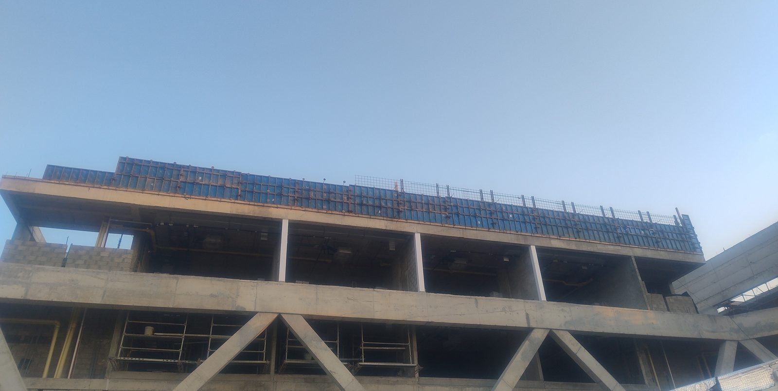 Avance de estructura en altura — placas y formaleta de losa en ejecución