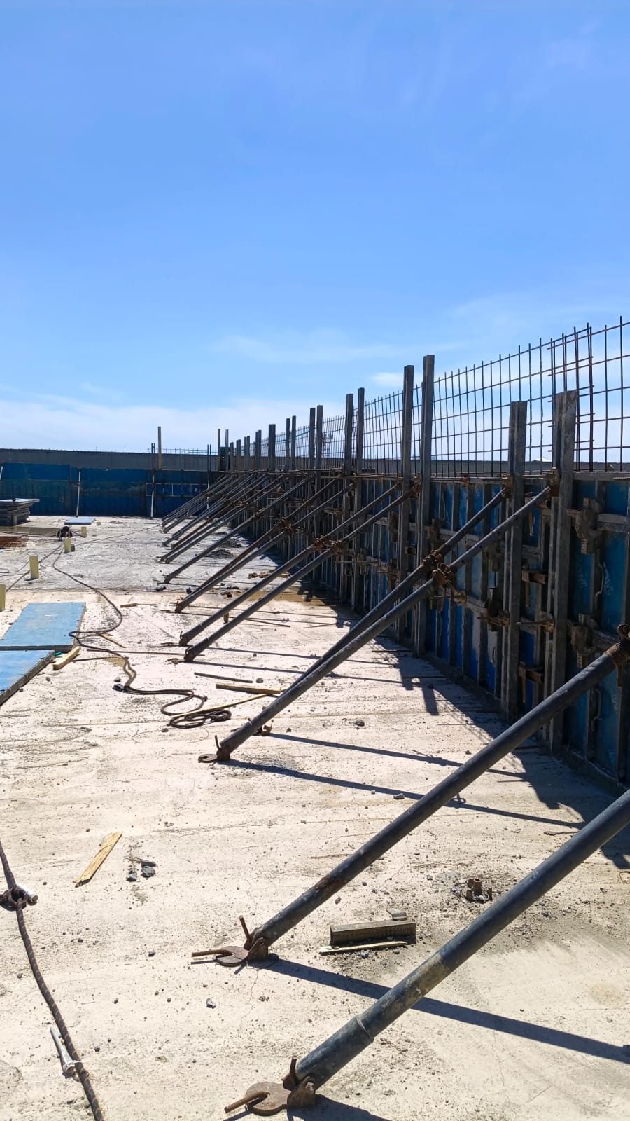 Sistema de formaleta metálica y apuntalamiento para muros de gran longitud
