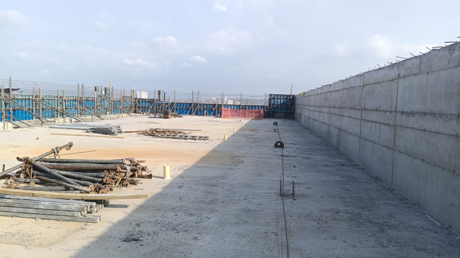 Muro de contención en concreto reforzado terminado, junto a formaleta en avance